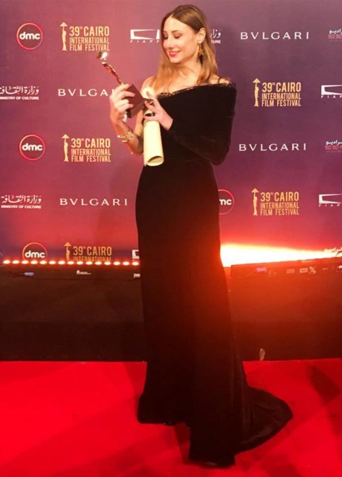 بدت ساحرة بالفستان المخمليّ الأسود من تصميم ساندي نور والذي تميّز بقصة الكتف الواحد