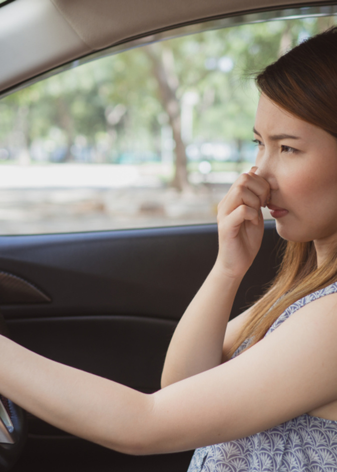 أسباب وعلاج الرائحة الكريهة من مكيف السيارة