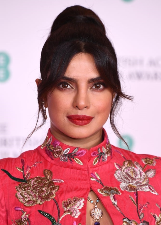 اطلالة Priyanka Chopra بمكياج ذهبي وتسريحات شعر الكعكة