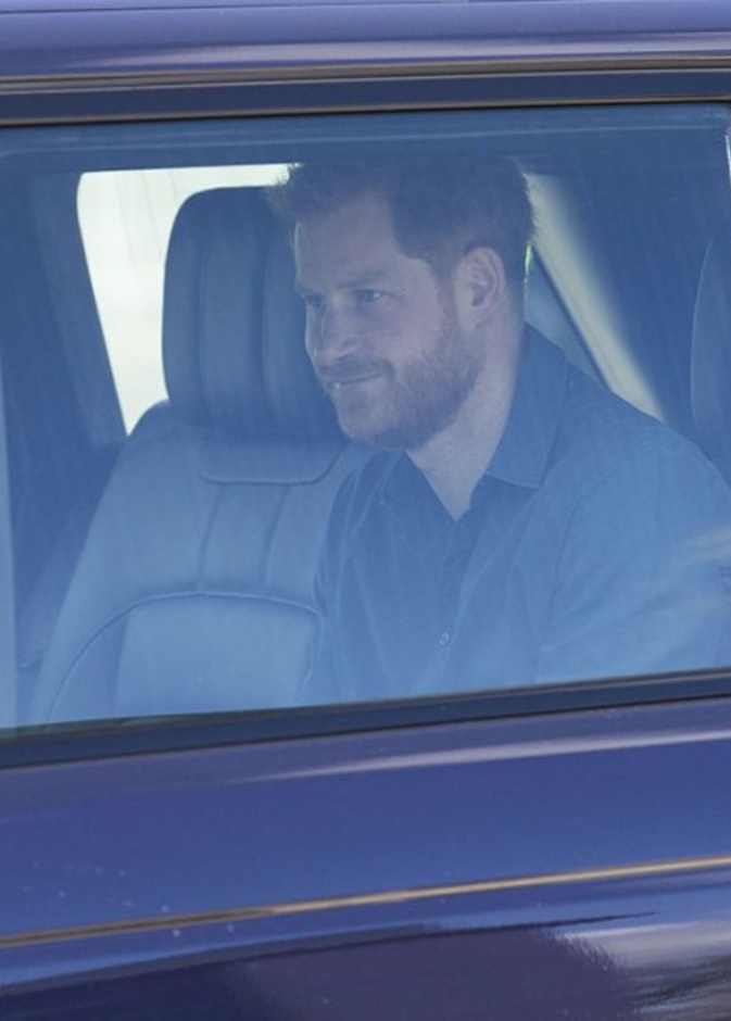  الأمير هاري يصل إلى مطار هيثرو في بريطانيا