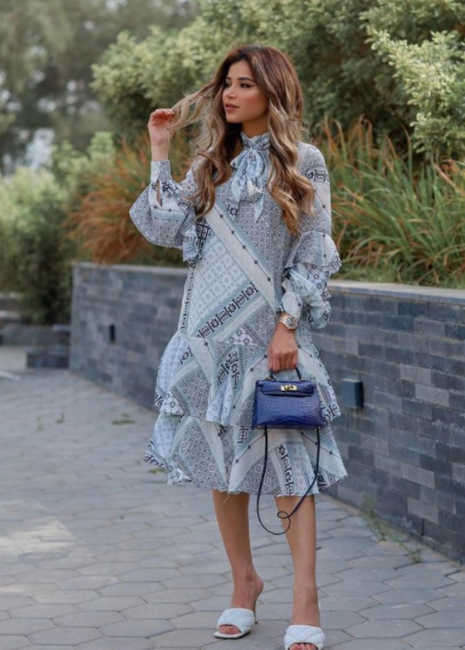 تألقت بالفستان الميدي الذي تميّز بصيحة الكشكش مع الأكمام الواسعة