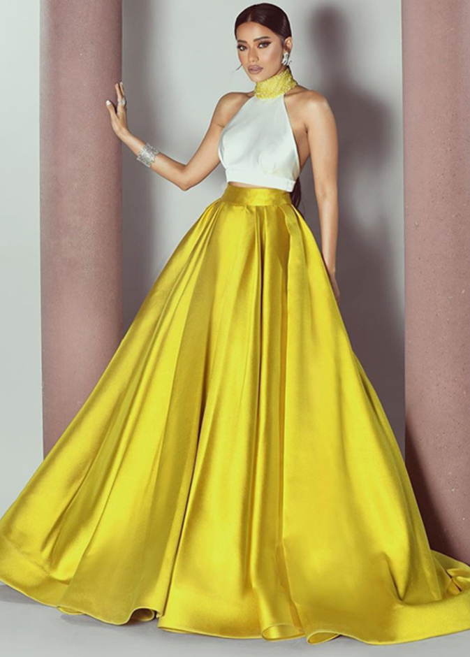 اطلالة رحمة رياض بموضة التنورة الصفراء مع التوب البيضاء من دار Ehsan Chanoun