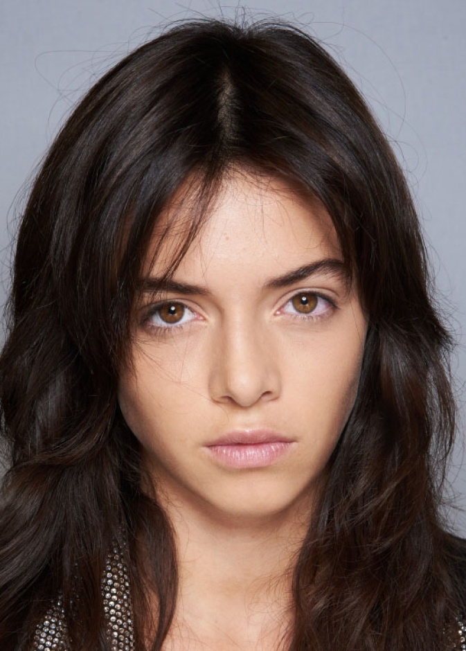 مكياج نهاري بسيط يناسب اوقات العمل من دار Alberta Ferretti