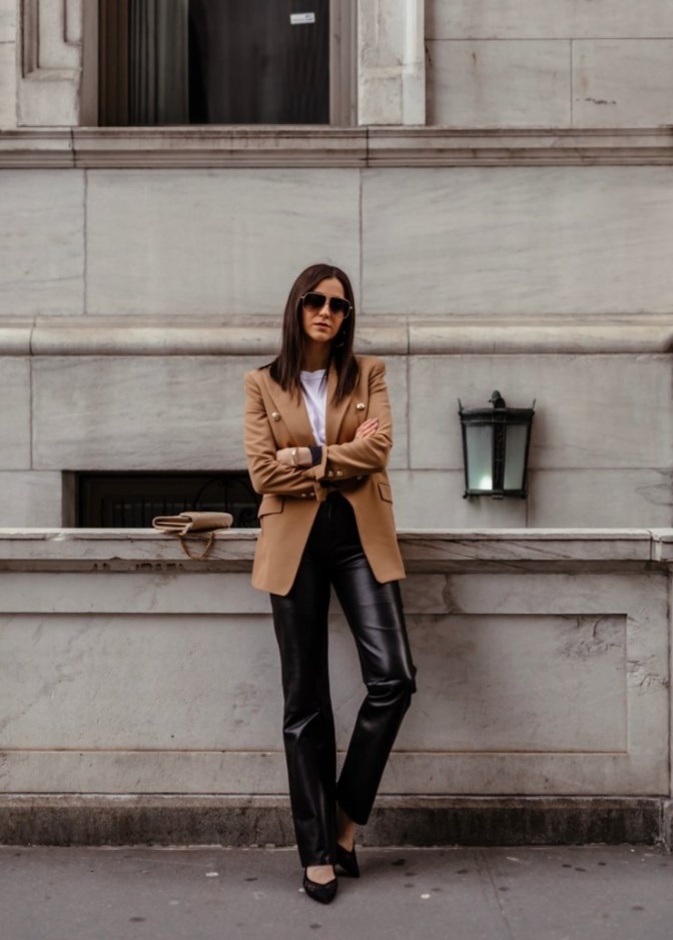 اعتمدي اطلالات انيقة للعمل في البنطلون الجلد موضة هذا الموسم