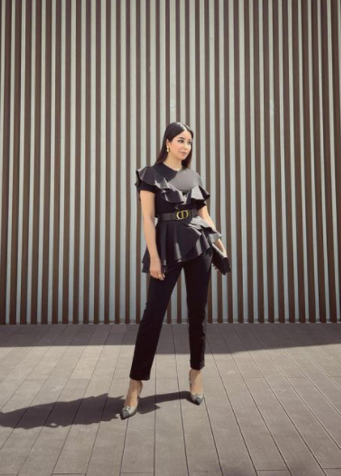 لوك مونوكروم باللون الأسود بغاية الأناقة والعصرية