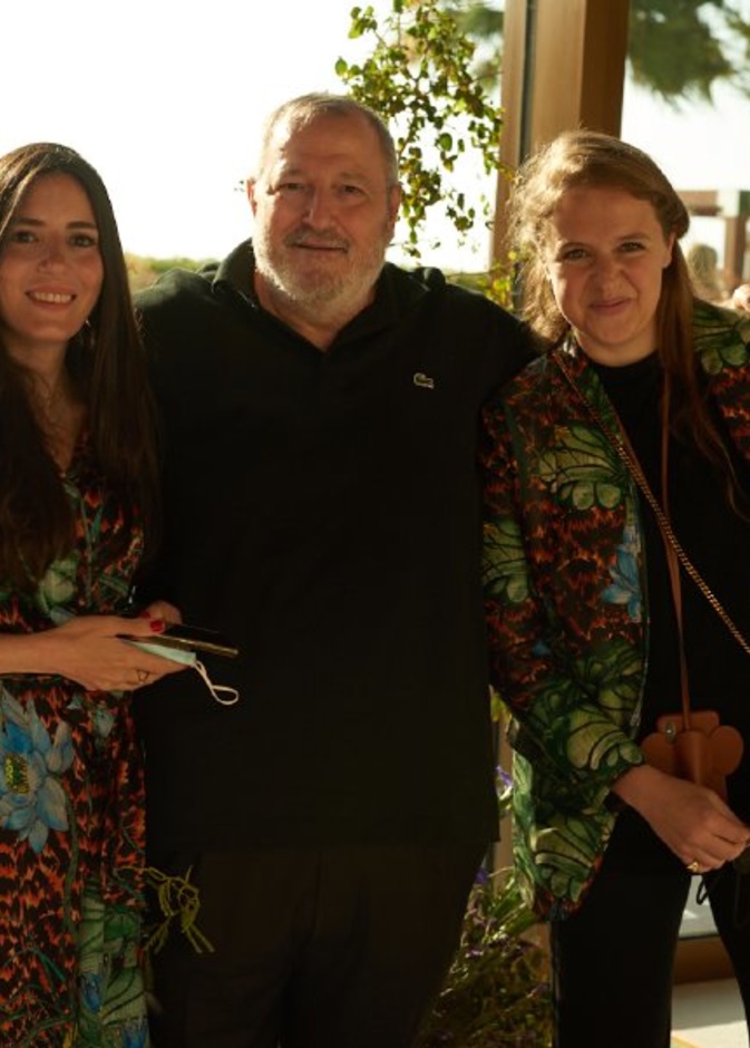 عدنان الكاتب يتوسط أنتيا برغوني ألياتا والعنود بدر