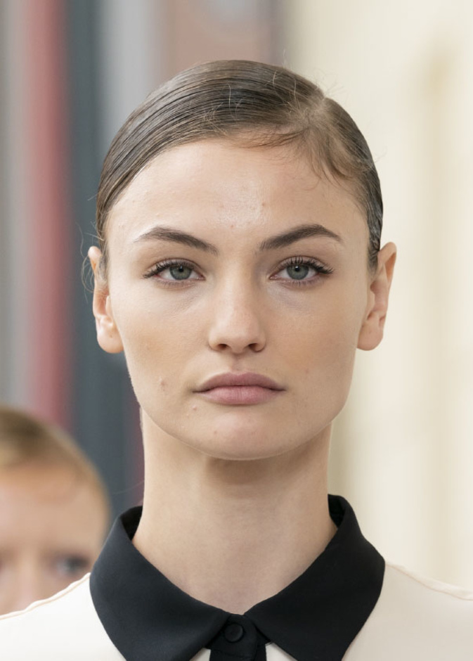 مكياج نيود طبيعي مع تسريحات الشعر المبللة من دار Maryling