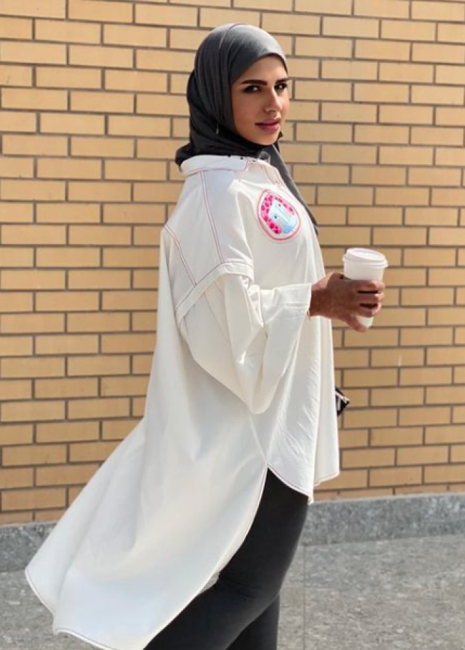 تصميم راقي ومحتشم باللونين الذهبي والعاجي باطلالة أنيقة 