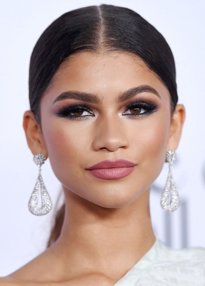 طريقة عمل مكياج سموكي اسود داكن ومات من Zendaya