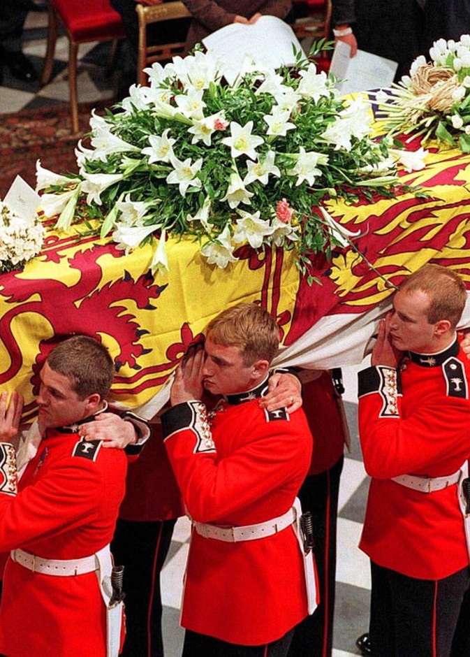 الأمير فيليب سيدفن في نعش من أخشاب البلوط صنع من أجله منذ عقود