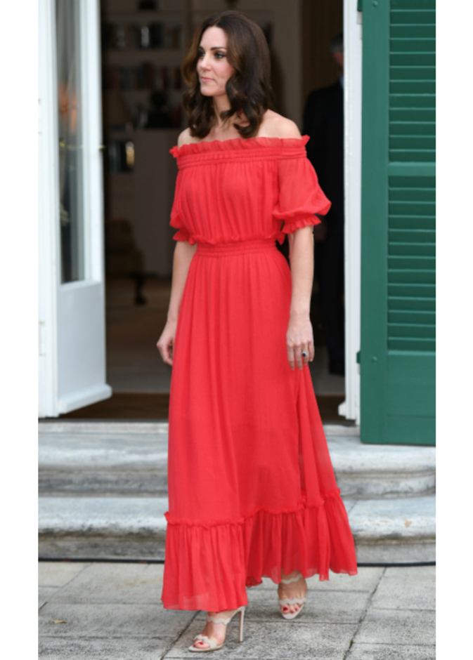 ساحرة بالفستان الأحمر الأوف شولدر من تصميم Alexander McQueen