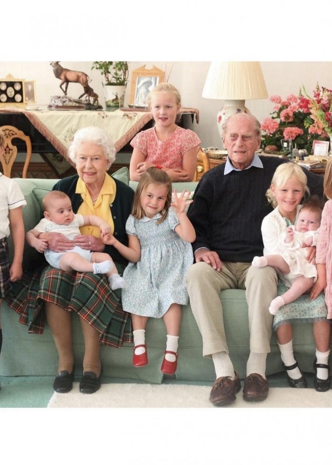 صورة لطيفة تم نشرها في حساب العائلة الملكية للأمير الراحل فيليب مع الملكة اليزابيث وأحفاد أحفادهما