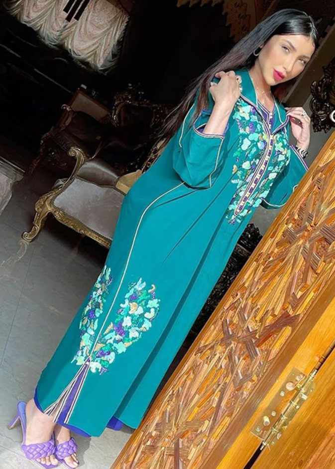 اطلالات دنيا بطمة بالقفاطين المطبعة بالورود