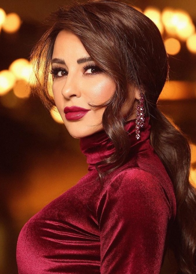 صور تسريحات شعر ويفي منسدل بأسلوب نجمات مسلسلات رمضان 2021