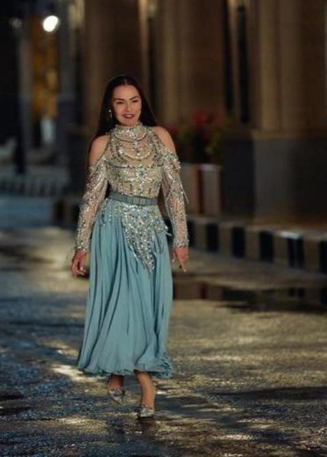 تألقت بالبدلة البيضاء المزيّنة بالشك من توقيع زهير مراد