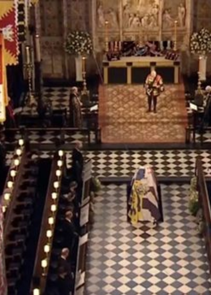 في لحظة مؤثرة.. إنزال نعش الأمير فيليب إلى مثواه الأخير على الهواء مباشرة 