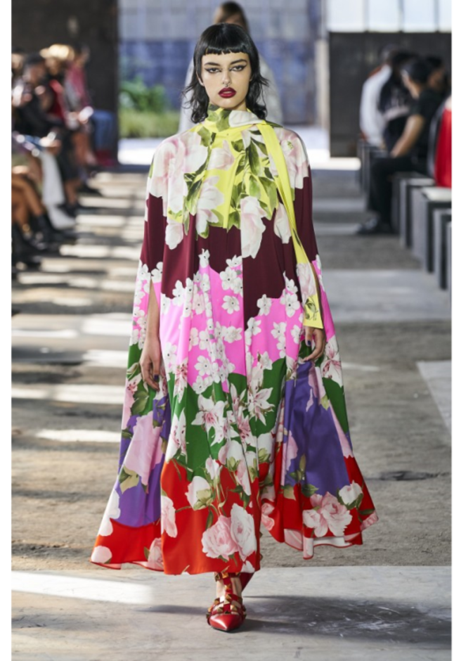 إختاري الفستان الواسع مع تصميم يشبه الكاب من دار فالنتينو