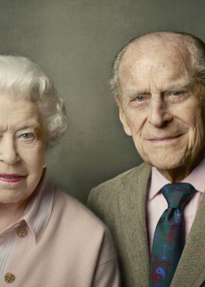 تعرفوا على المكان المميز الذي تحتفظ فيه ملكة بريطانيا بصورها المفضلة مع زوجها