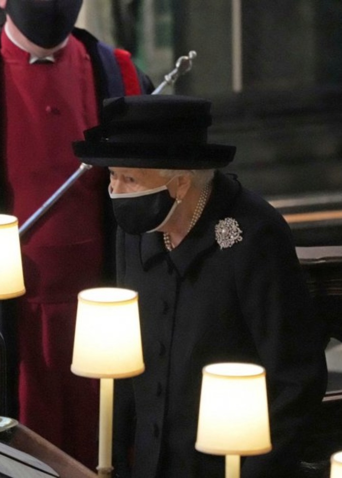 لماذا جلست الملكة في الصف الثاني في جنازة الأمير فيليب؟