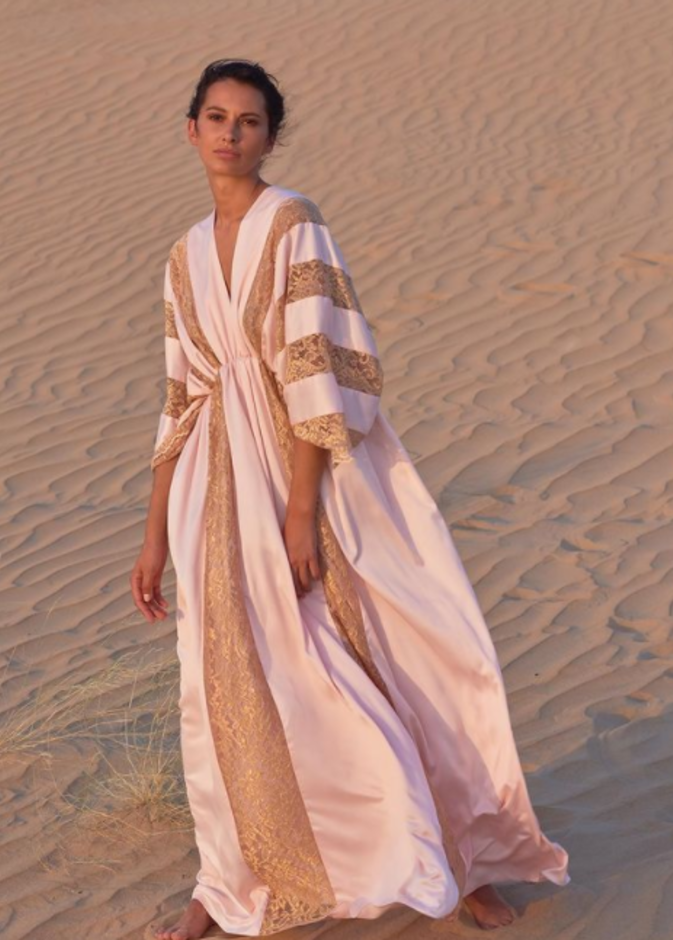 إختاري العباية التي تتميّز بقصة الياقة الـV المحتشمة والمزيّنة بقماش الدانتيل