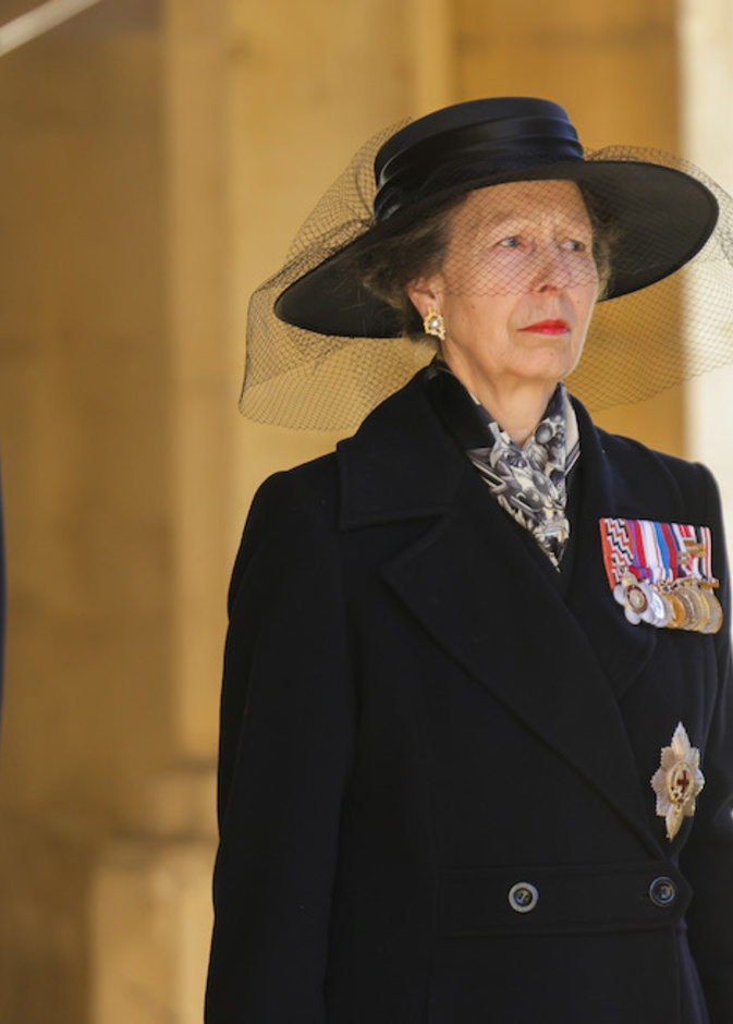 الأميرة آن ترتدي أقراط اللؤلؤ التي أهداها لها والدها الأمير فيليب