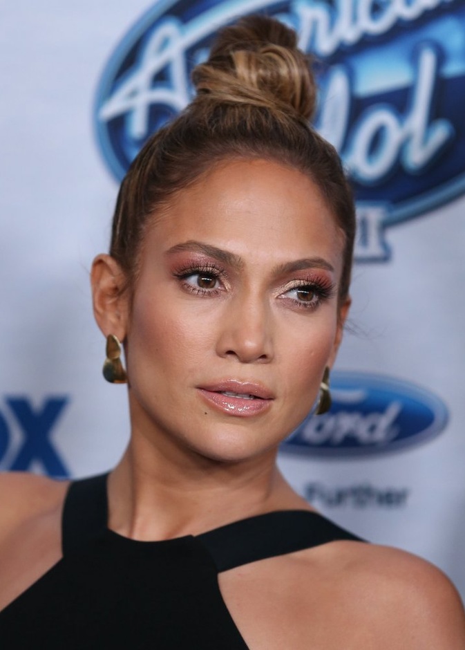 خطوات تطبيق مكياج برونزي وملون لسهرات رمضان 2021 من Jennifer Lopez