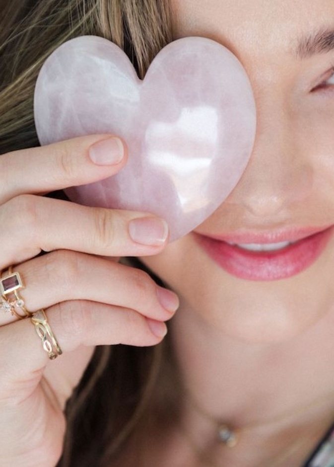  تدخل ميراندا الكوارتز الوردي إلى مستحضراتها للعناية بالبشرة