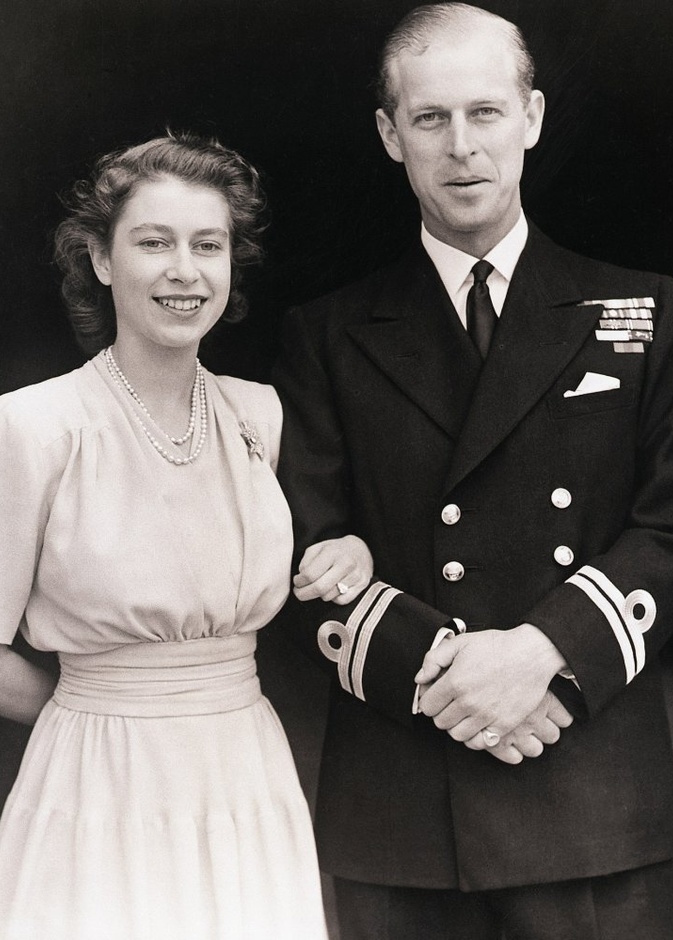 الملكة إليزابيث تتألق ببروش Naval badge brooch