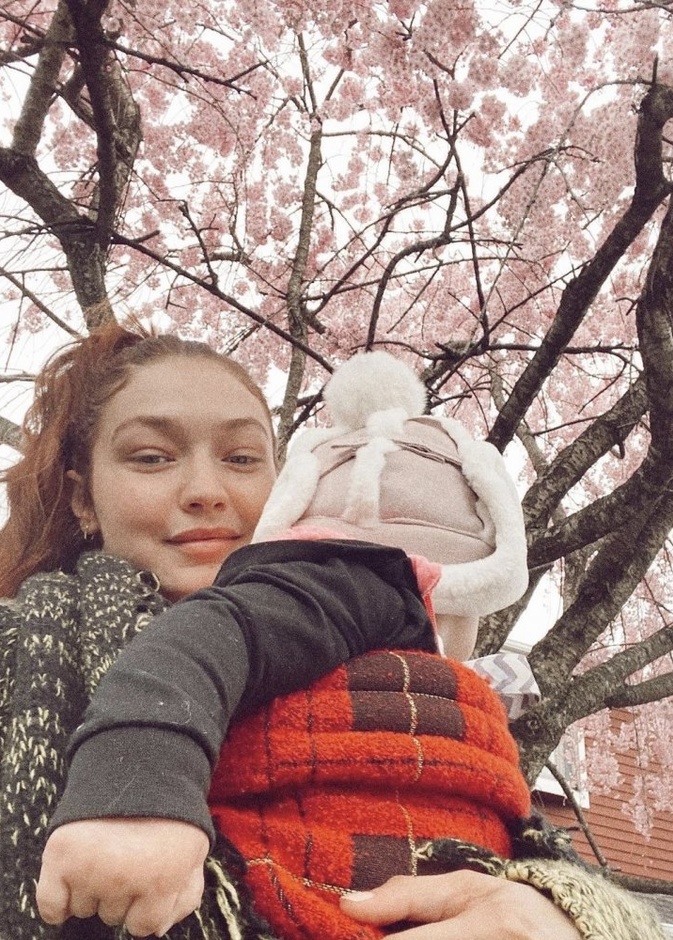 جيجي حديد تستمتع بأجواء الربيع الزاهية مع طفلتها خاي