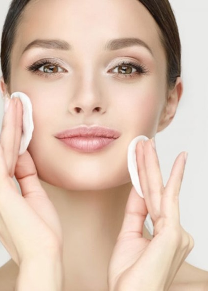 زيت الزيتون يعد من أفضل الزيوت الطبيعية لترطيب البشرة