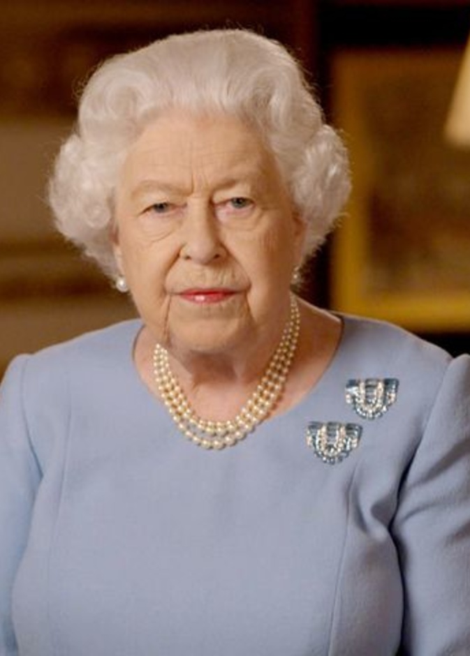 الملكة إليزابيث الثانية تتألق ببروش الأكوامارين Aquamarine