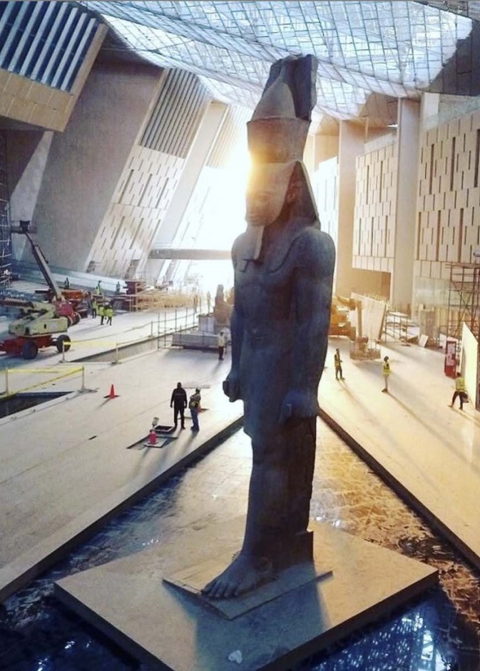  يوجد في بهو المتحف المصري الكبير تمثال للملك رمسيس الثاني والتمثال موضوع على قاعدة فريدة من نوعها