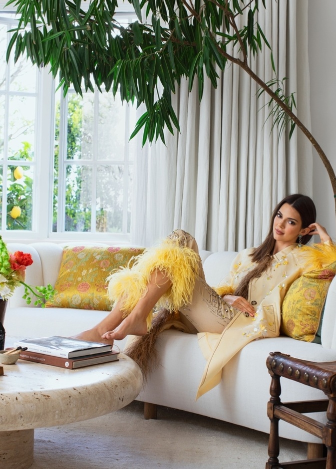  يحتوي المنزل على 5 غرف نوم، 6 حمامات، غرف معيشة واستقبال وصالون ضخمة