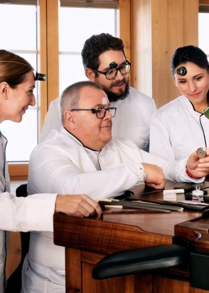 سيبدأ أحد خبراء المصنع المشاركين في بعض الزخارف الأكثر دقة التي تزين الساعات الفاخرة