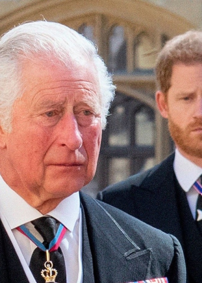 تشارلز يعقد قمة ملكية مصغرة مع وليام وهاري وكيت