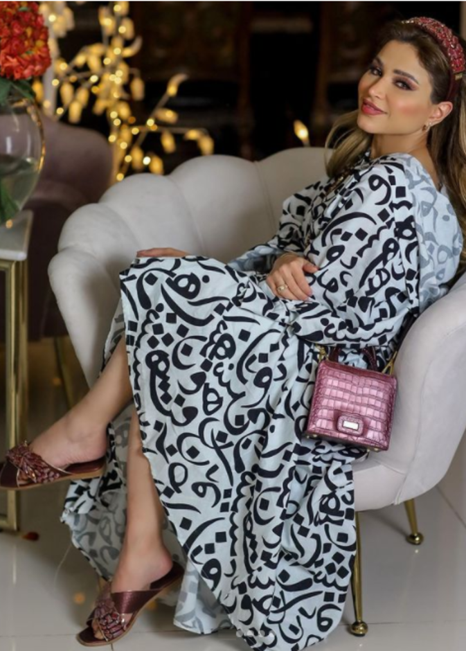 تألقت نهى نبيل في أحدث صورها  بصيحة موديلات عبايات مزيّنة بالحروف العربية