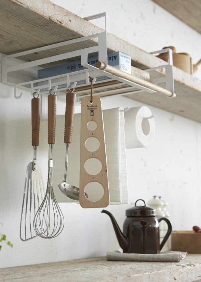  اكسسوار معدني على رفوف المطبخ الخشبية