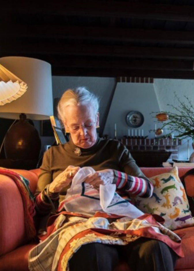 ملكة الدنمارك تستعد لعرض أعمال التطريز التي قامت بصنعها خلال فترة الإغلاق العام