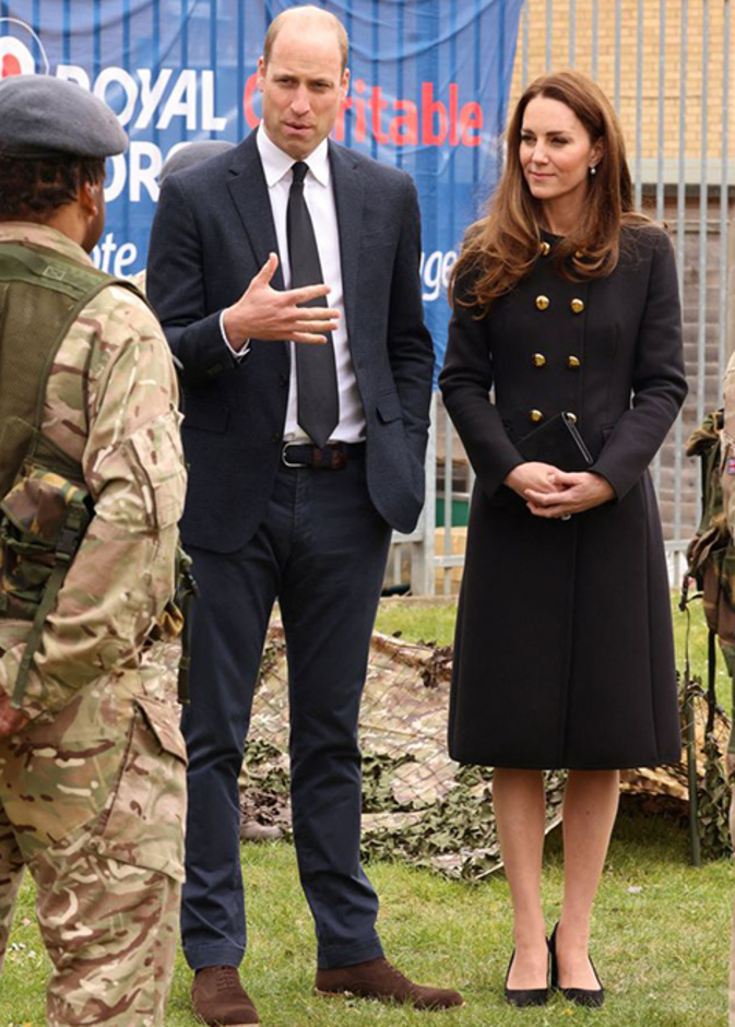 احدث اطلالات كيت ميدلتون الراقية بالمعطف الاسوداطلالات كيت ميدلتون 