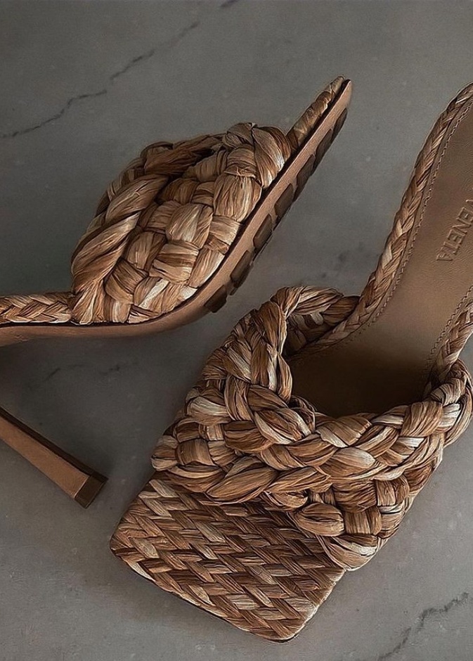 حذاء كعب مفتوح من علامة بوتييغا