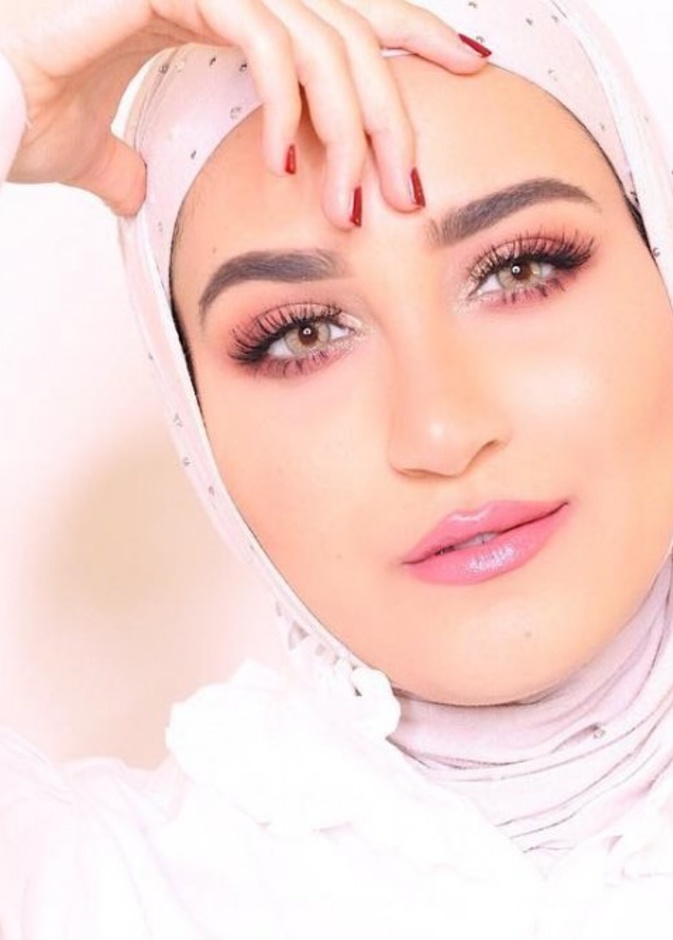 مكياج وردي ناعم بأسلوب دلال الدوب