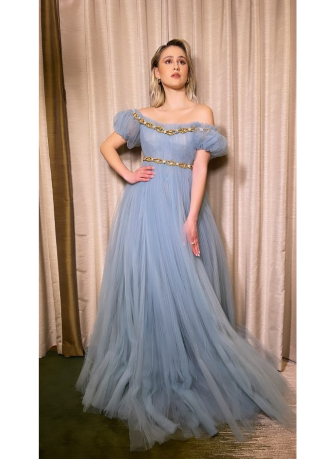 تألقت Maria Bakalova بفستان ساحر من تصميم Dolce & Gabbana