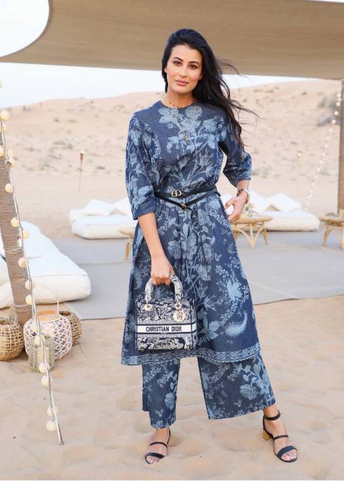 تألقت بإطلالة من توقيع Dior بأسلوب يمزج بين الأزياء الشرقية مع اللمسة الغربية