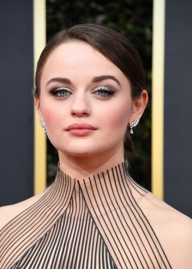  الوان ظلال عيون براقة لصيف 2021 من وحي Joey King 2021