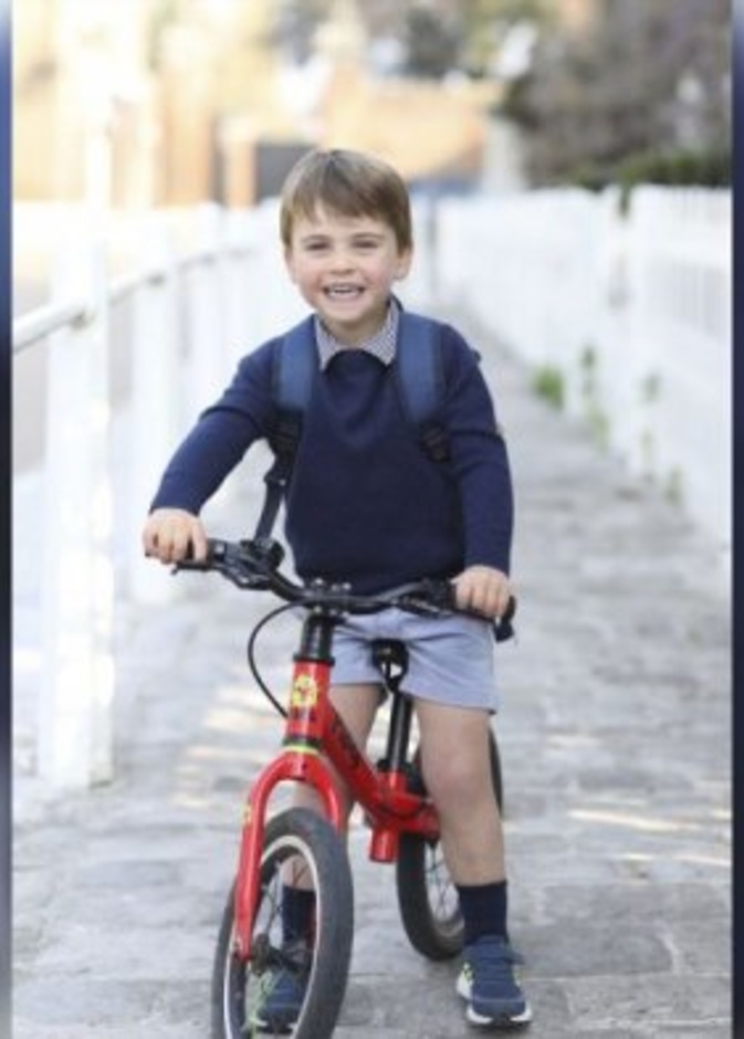 بالصور.. أطفال العائلات الملكية في يومهم الدراسي الأول