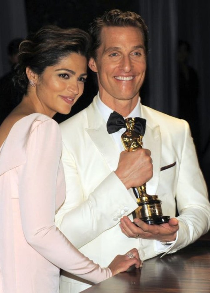 إطلالة جوليا روبيرتس مع خطيبها السابق بنجامين برات في حفل الأوسكار 2001