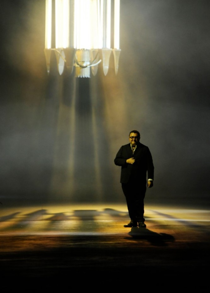 توفي مصمم الأزياء العالمي ألبير إلباز في أحد مستشفيات باريس يوم السبت عن عمر يناهز ال 59 عامًا