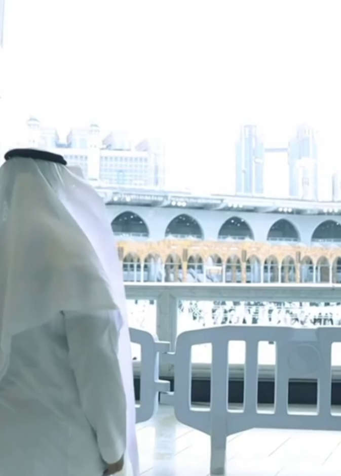 المذيع ياسين اللحياني.. صوت تكسوه الطمأنينة عبر أثير قناة القرآن الكريم