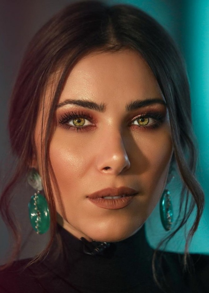  اجدد صيحات جمالية مع صبغات الشعر الاحمر من وحي اطلالات دانييلا رحمة بطلة.