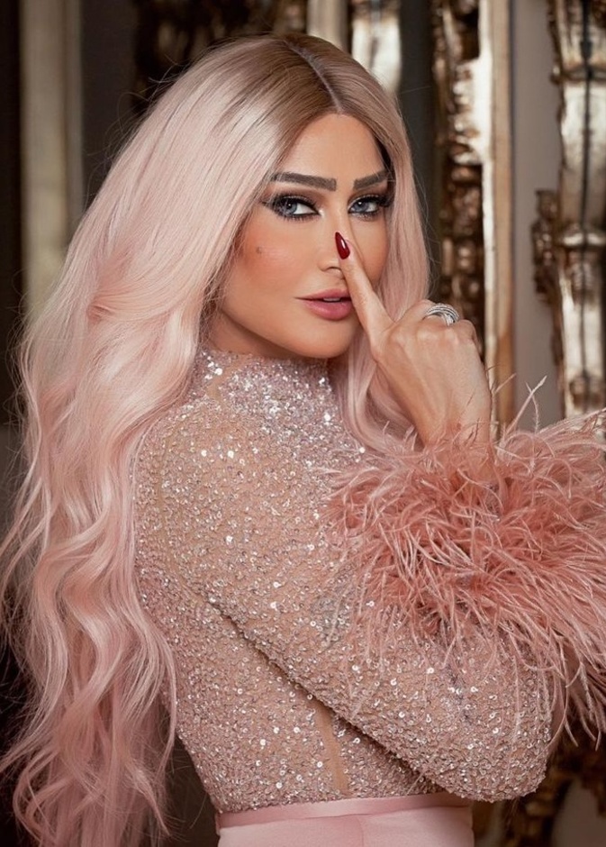 غادة عبد الرازق في كواليس مسلسل لحم غزال بالشعر الوردي هل تشبه هيفاء وهبي